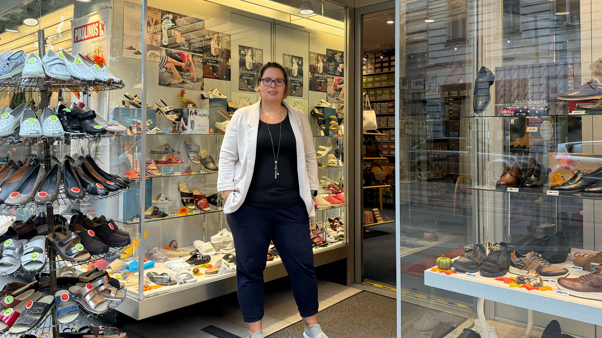 Die Inhaberin von ESKA Schuhe steht vor ihrem Schuhgeschäft auf der Lerchenfelder Straße in Wien.