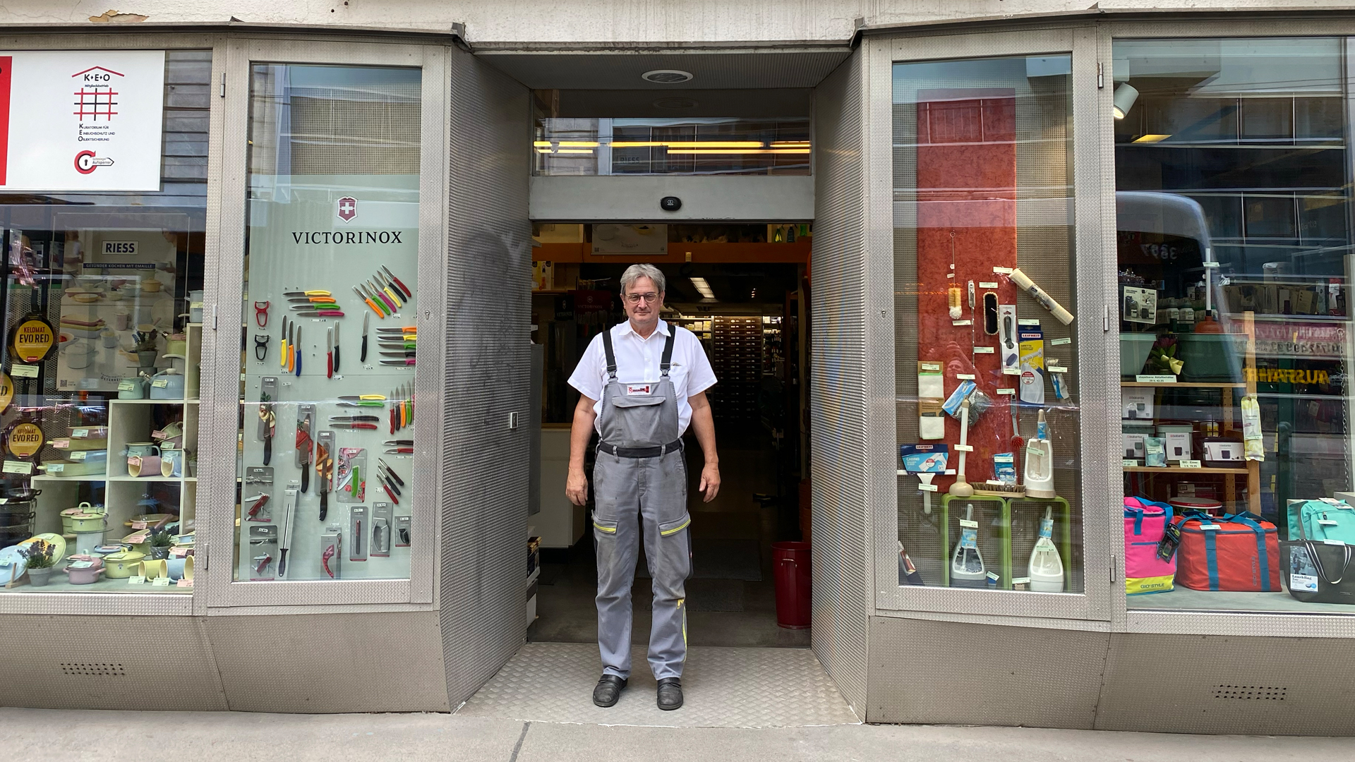 Der Inhaber des Schlüsselkönigs steht vor seinem Fachgeschäft auf der Lerchenfelder Straße.