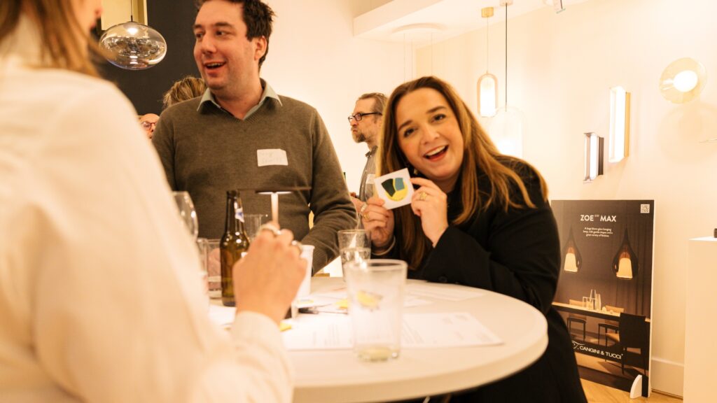 Pia Saal und Alina Sabau von SCHLAWEANA bei der Branding-Präsentation der IG Kaufleute Lerchenfelder Straße in Wien.