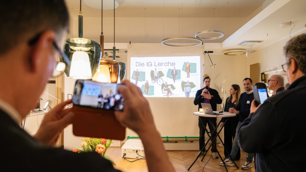 Präsentation des neuen Markenauftritts der IG Kaufleute Lerchenfelder Straße vor Gästen bei Beranek Leuchten.