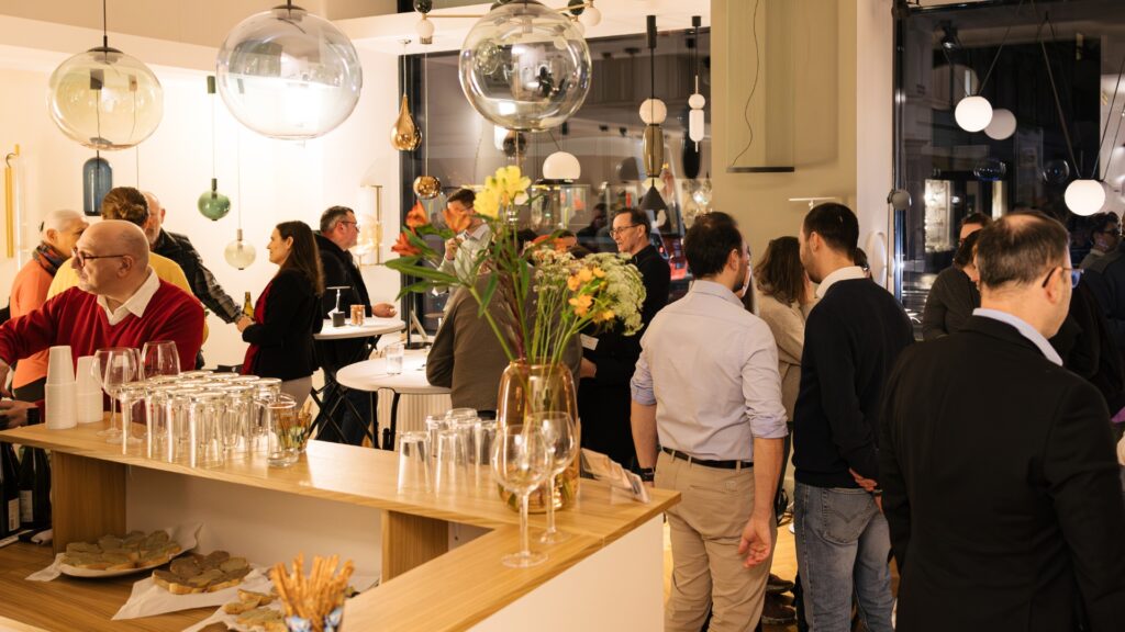 Gäste im Austausch bei der Branding-Präsentation der IG Kaufleute Lerchenfelder Straße im Schauraum von Beranek Leuchten.