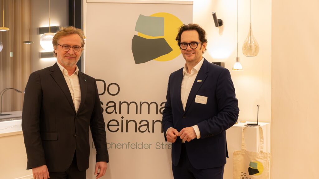 Martin Fabisch und Markus Reiter bei der Branding-Präsentation der IG Kaufleute Lerchenfelder Straße vor dem neuen Markenauftritt „Do samma beinand“.
