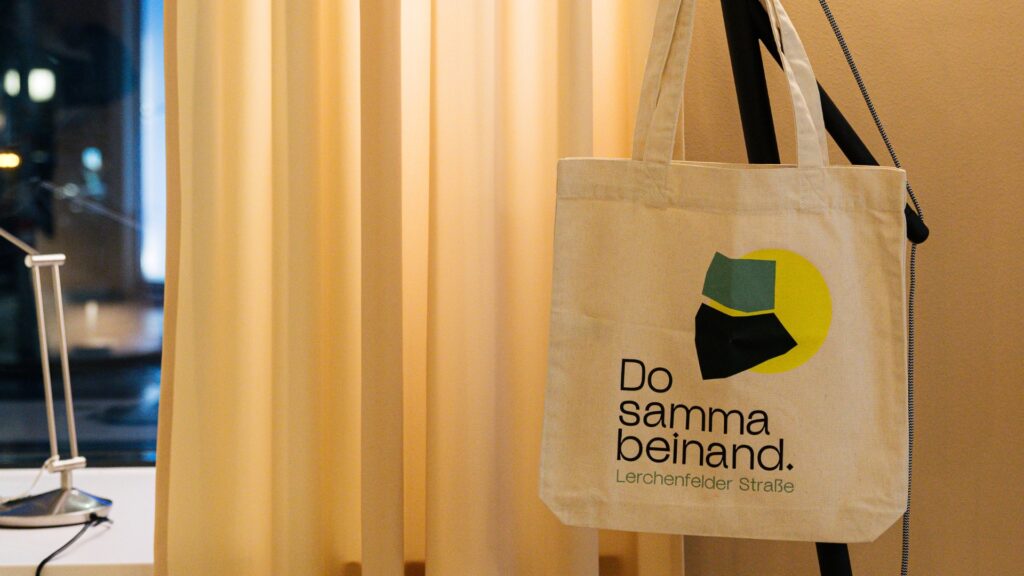 Stofftasche mit dem neuen Logo und dem Claim „Do samma beinand.“ der IG Kaufleute Lerchenfelder Straße.