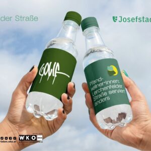 Plakat der Pfandkellnerinnen-Initiative mit zwei erhobenen Mehrwegflaschen vor blauem Himmel. Die Flaschen tragen die Aufschriften „GOLIF“ sowie „Pfandkellnerinnen: Lerchenfelder Straße serviert anders“ und werden von den Logos der Bezirke Josefstadt und Neubau begleitet.