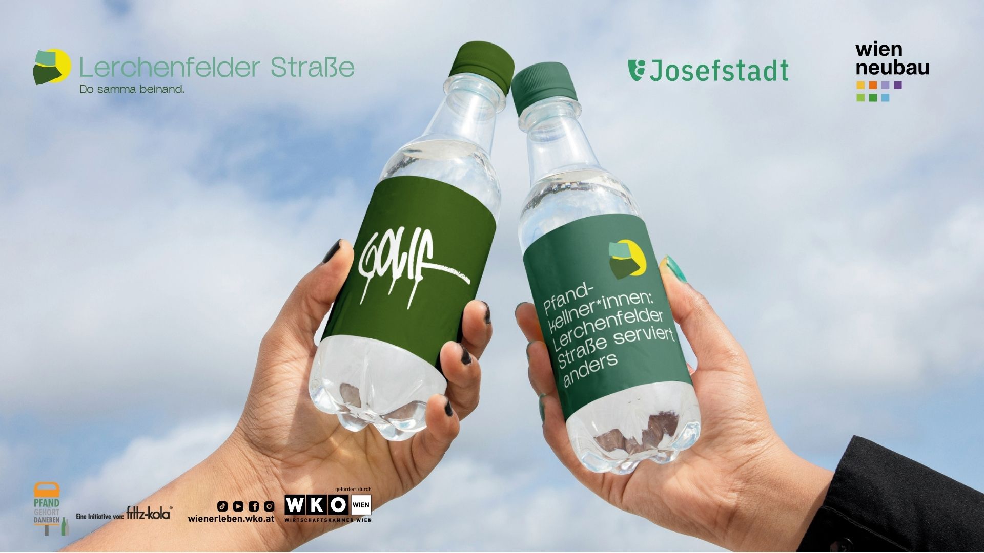 Plakat der Pfandkellnerinnen-Initiative mit zwei erhobenen Mehrwegflaschen vor blauem Himmel. Die Flaschen tragen die Aufschriften „GOLIF“ sowie „Pfandkellnerinnen: Lerchenfelder Straße serviert anders“ und werden von den Logos der Bezirke Josefstadt und Neubau begleitet.