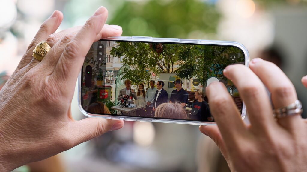 Smartphone-Aufnahme der GOLIF-Pressekonferenz zur Pfandkellner*innen-Initiative der IG Kaufleute Lerchenfelder Straße in Wien.