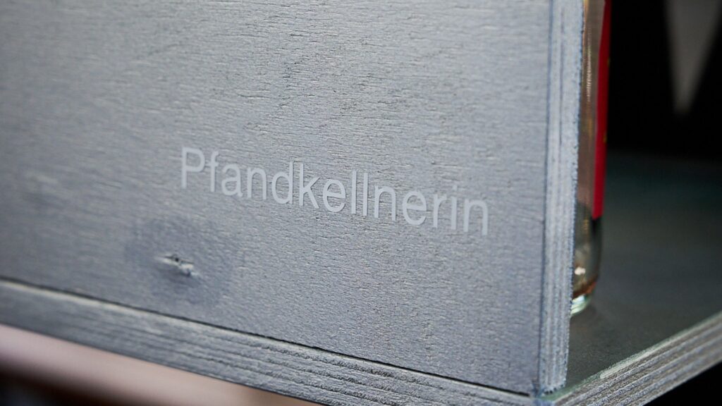 Detailaufnahme der GOLIF-Pfandkellnerin mit Schriftzug „Pfandkellnerin“.