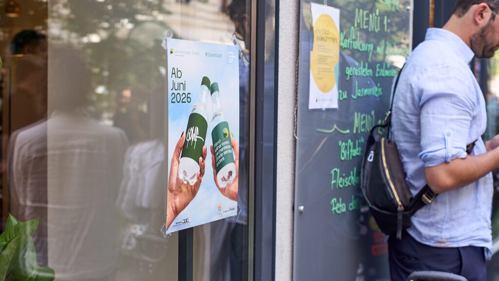 Plakat der GOLIF-Pfandkellner*innen-Initiative an der Eingangstür des Restaurants Westpol in der Lerchenfelder Straße.