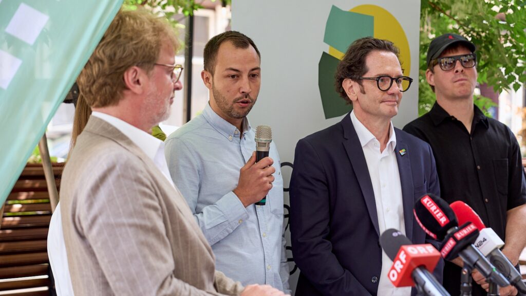 Erwin Lehner, Martin Fabisch, Markus Reiter und der GOLIF-Künstler bei der Pressekonferenz zur GOLIF-Pfandkellner*innen-Initiative.