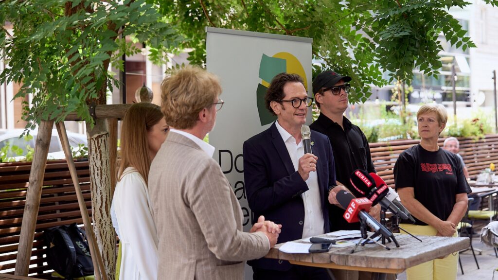 Markus Reiter spricht bei der GOLIF-Pressekonferenz. Neben ihm stehen Martin Fabisch, Lorena Riegler, Silke Grell GOLIF.