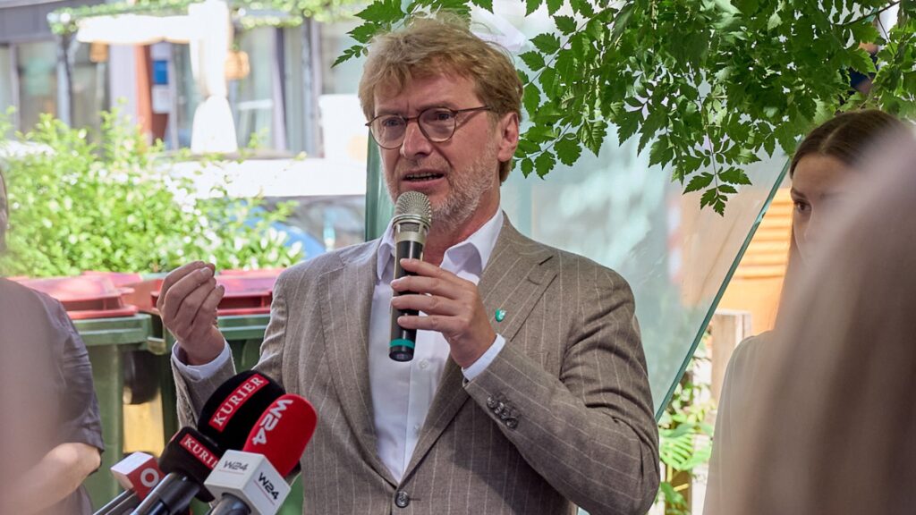 Martin Fabisch spricht bei der GOLIF-Pressekonferenz vor Medienvertreter:innen. Rechts im Bild steht Lorena Riegler von SCHLAWEANA.