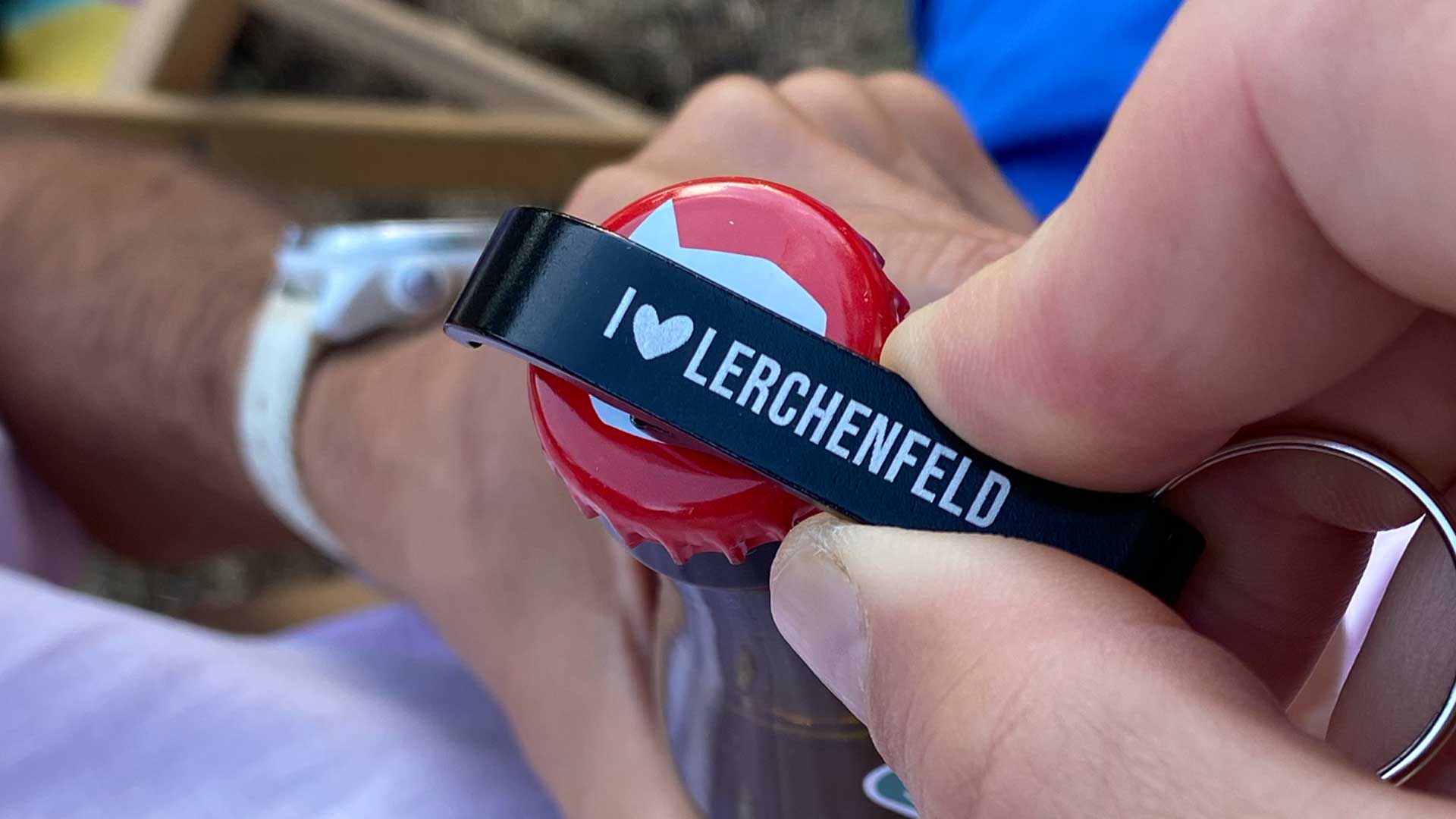Flaschenöffner mit „I ♥ Lerchenfeld“-Aufdruck als Goodie der Wien zu Fuß App für 50.000 Schritte.
